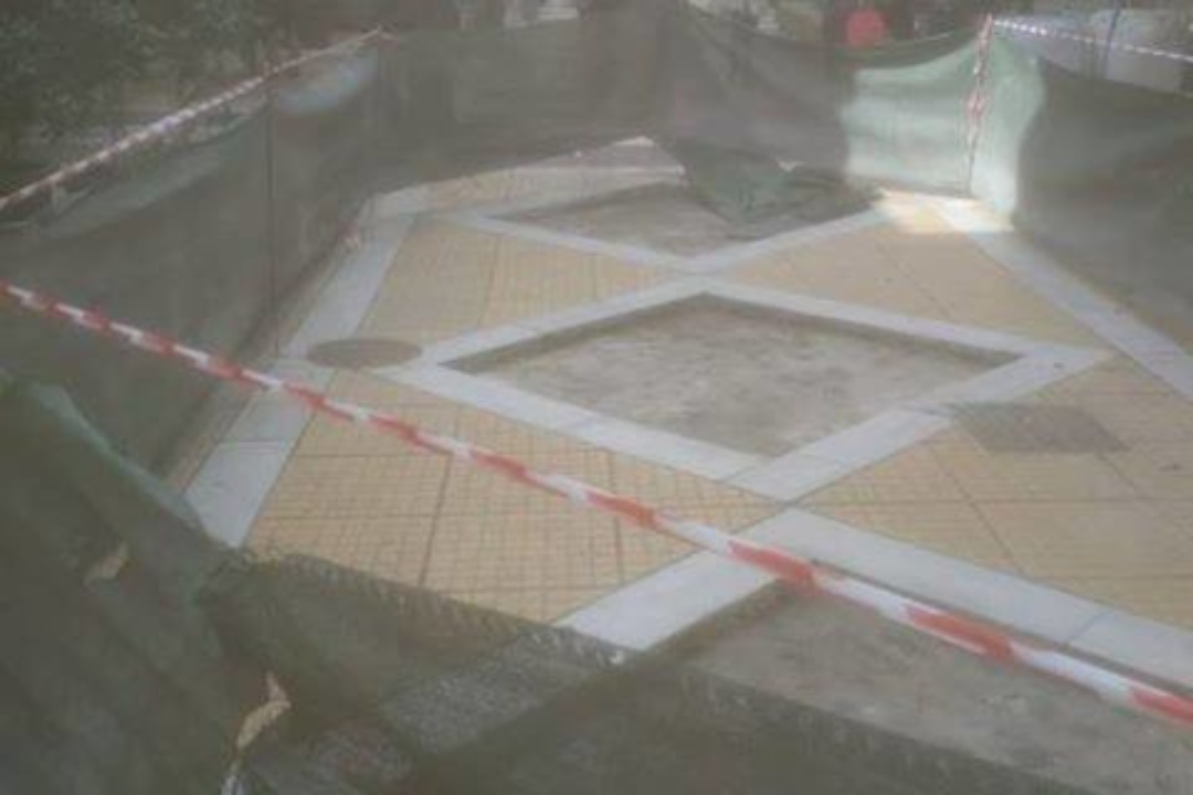 ΔΕΛΤΙΟ ΤΥΠΟΥ: Άμεση αποκατάσταση σπασμένων πλακών στην πλατεία Νέας Σμύρνης