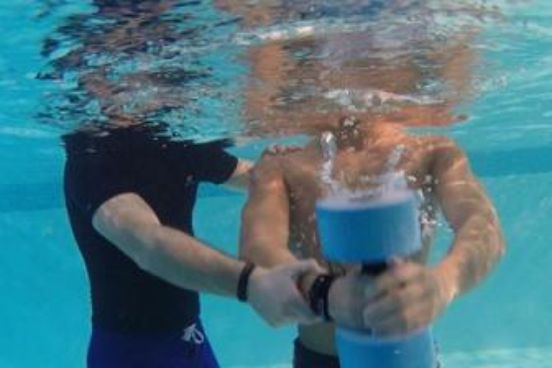 ΔΕΛΤΙΟ ΤΥΠΟΥ: Θεραπευτική κολύμβηση για άτομα με κινητικές αναπηρίες και ΣΚΠ