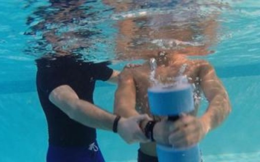 ΔΕΛΤΙΟ ΤΥΠΟΥ: Θεραπευτική κολύμβηση για άτομα με κινητικές αναπηρίες και ΣΚΠ