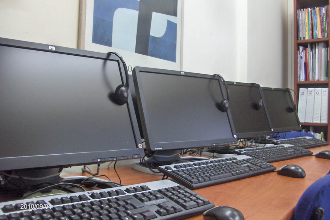 ΕΠΙΜΟΡΦΩΣΗ ΑΝΕΡΓΩΝ ΠΟΛΙΤΩΝ ΤΟΥ ΔΗΜΟΥ ΝΕΑΣ ΣΜΥΡΝΗΣ ΣΤΟΥΣ ΗΛΕΚΤΡΟΝΙΚΟΥΣ ΥΠΟΛΟΓΙΣΤΕΣ ΜΕ ΤΑΧΥΡΥΘΜΟ ΠΡΟΓΡΑΜΜΑ ΕΚΠΑΙΔΕΥΣΗΣ