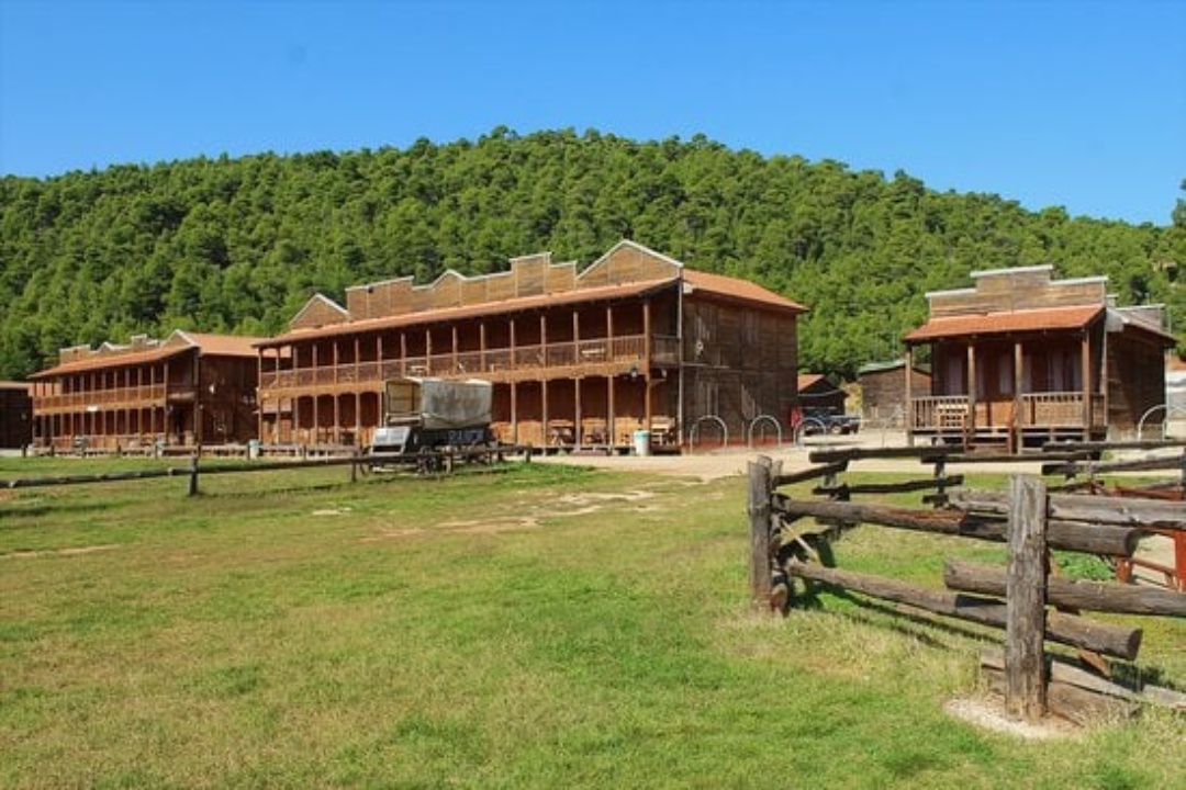 ΤΡΕΙΣ ΚΑΤΑΣΚΗΝΩΤΙΚΕΣ ΠΕΡΙΟΔΟΙ ΓΙΑ ΤΑ ΠΑΙΔΙΑ ΤΟΥ ΔΗΜΟΥ ΜΑΣ KAI AYTO TO ΚΑΛΟΚΑΙΡΙ