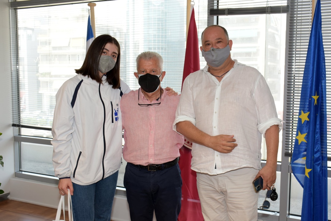 ΣΥΝΑΝΤΗΣΗ ΤΟΥ ΔΗΜΑΡΧΟΥ ΜΕ ΤΗ ΝΕΑΡΗ ΠΡΩΤΑΘΛΗΤΡΙΑ ΞΙΦΑΣΚΙΑΣ ΣΤΑΥΡΙΝΑ ΓΑΡΥΦΑΛΛΟΥ