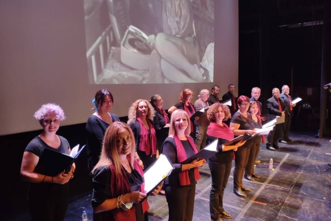 ΕΞΑΙΡΕΤΙΚΕΣ ΕΝΤΥΠΩΣΕΙΣ ΑΦΗΣΕ Η ΜΙΚΤΗ ΧΟΡΩΔΙΑ ΤΟΥ ΔΗΜΟΥ ΝΕΑΣ ΣΜΥΡΝΗΣ ΣΕ ΕΚΔΗΛΩΣΗ ΤΟΥ ΔΙΚΗΓΟΡΙΚΟΥ ΣΥΛΛΟΓΟΥ ΠΕΙΡΑΙΑ ΣΤΟ ΔΗΜΟΤΙΚΟ ΘΕΑΤΡΟ