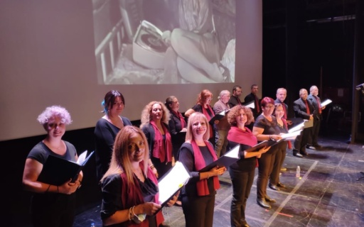 ΕΞΑΙΡΕΤΙΚΕΣ ΕΝΤΥΠΩΣΕΙΣ ΑΦΗΣΕ Η ΜΙΚΤΗ ΧΟΡΩΔΙΑ ΤΟΥ ΔΗΜΟΥ ΝΕΑΣ ΣΜΥΡΝΗΣ ΣΕ ΕΚΔΗΛΩΣΗ ΤΟΥ ΔΙΚΗΓΟΡΙΚΟΥ ΣΥΛΛΟΓΟΥ ΠΕΙΡΑΙΑ ΣΤΟ ΔΗΜΟΤΙΚΟ ΘΕΑΤΡΟ