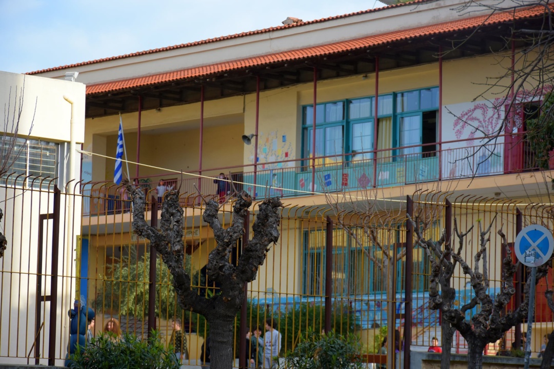 Σε κυψέλες χαράς μετατρέπονται οι αυλές των σχολείων μας