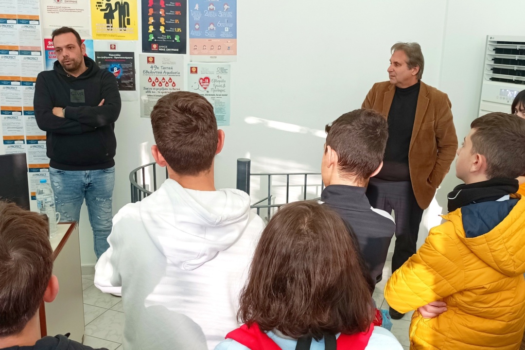 ΟΙ ΜΑΘΗΤΕΣ ΤΗΣ ΛΕΟΝΤΙΟΥ ΣΧΟΛΗΣ ΔΙΠΛΑ ΣΤΟΥΣ ΩΦΕΛΟΥΜΕΝΟΥΣ ΤΟΥ ΚΟΙΝΩΝΙΚΟΥ ΠΑΝΤΟΠΩΛΕΙΟΥ