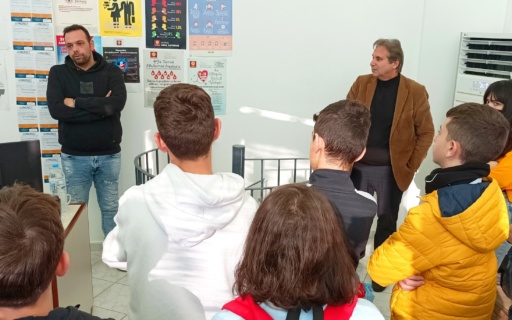 ΟΙ ΜΑΘΗΤΕΣ ΤΗΣ ΛΕΟΝΤΙΟΥ ΣΧΟΛΗΣ ΔΙΠΛΑ ΣΤΟΥΣ ΩΦΕΛΟΥΜΕΝΟΥΣ ΤΟΥ ΚΟΙΝΩΝΙΚΟΥ ΠΑΝΤΟΠΩΛΕΙΟΥ