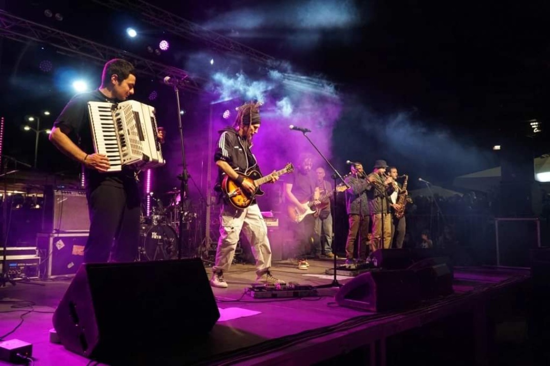 «ΒΟΥΛΙΑΞΕ» Η ΠΛΑΤΕΙΑ ΜΕ ΤΟΥΣ LOCOMONDO