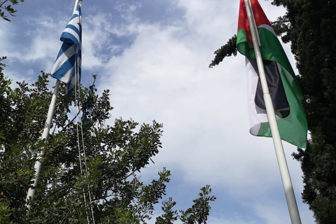 Η ΠΑΛΑΙΣΤΙΝΙΑΚΗ ΣΗΜΑΙΑ ΚΥΜΑΤΙΣΕ ΣΤΟ ΔΗΜΑΡΧΕΙΟ ΝΕΑΣ ΣΜΥΡΝΗΣ ΚΑΙ ΣΤΗΝ ΠΛΑΤΕΙΑ ΜΝΗΜΟΣΥΝΗΣ