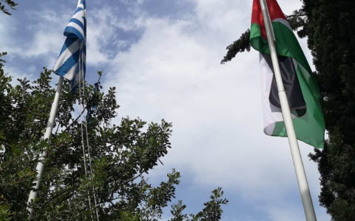 Η ΠΑΛΑΙΣΤΙΝΙΑΚΗ ΣΗΜΑΙΑ ΚΥΜΑΤΙΣΕ ΣΤΟ ΔΗΜΑΡΧΕΙΟ ΝΕΑΣ ΣΜΥΡΝΗΣ ΚΑΙ ΣΤΗΝ ΠΛΑΤΕΙΑ ΜΝΗΜΟΣΥΝΗΣ