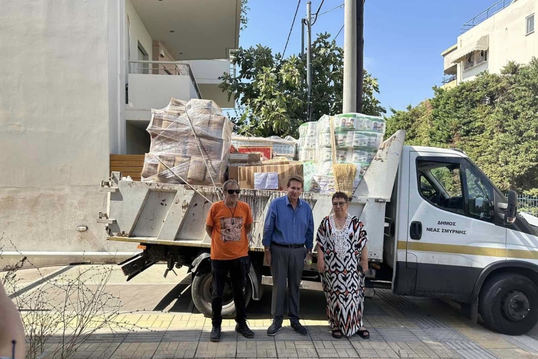 Ο ΔΗΜΟΣ Ν.ΣΜΥΡΝΗΣ ΠΑΡΕΔΩΣΕ ΣΤΟ ΔΗΜΟ ΠΕΝΤΕΛΗΣ ΕΙΔΗ ΑΝΑΓΚΗΣ ΓΙΑ ΤΟΥΣ ΠΥΡΟΠΑΘΕΙΣ