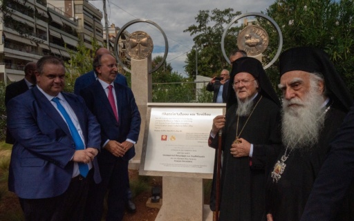 Ο ΟΙΚΟΥΜΕΝΙΚΟΣ ΠΑΤΡΙΑΡΧΗΣ ΣΤΗ ΝΕΑ ΣΜΥΡΝΗ ΣΤΑ ΑΠΟΚΑΛΥΠΤΗΡΙΑ ΜΝΗΜΕΙΟΥ ΓΙΑ ΤΗΝ ΙΜΒΡΟ ΚΑΙ ΤΗΝ ΤΕΝΕΔΟ