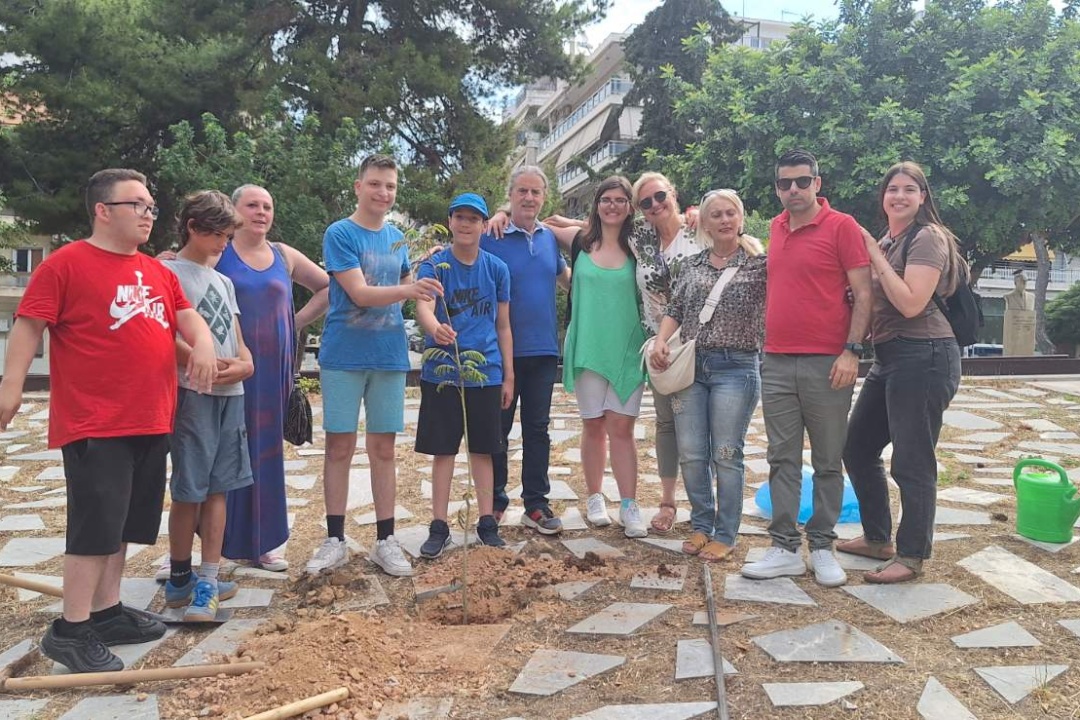 ΣΥΜΒΟΛΙΚΗ ΔΕΝΔΡΟΦΥΤΕΥΣΗ ΑΠΟ ΤΟ ΕΕΕΕΚ ΣΤΗ ΝΕΑ ΣΜΥΡΝΗ