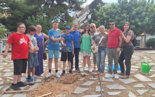 ΣΥΜΒΟΛΙΚΗ ΔΕΝΔΡΟΦΥΤΕΥΣΗ ΑΠΟ ΤΟ ΕΕΕΕΚ ΣΤΗ ΝΕΑ ΣΜΥΡΝΗ