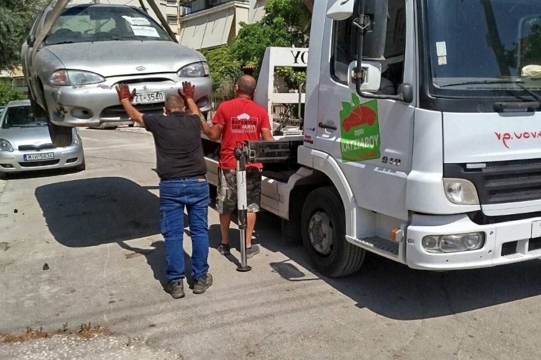 ΞΕΚΙΝΗΣΕ ΜΑΖΙΚΑ Η ΑΠΟΜΑΚΡΥΝΣΗ ΕΓΚΑΤΑΛΕΛΕΙΜΜΕΝΩΝ ΟΧΗΜΑΤΩΝ