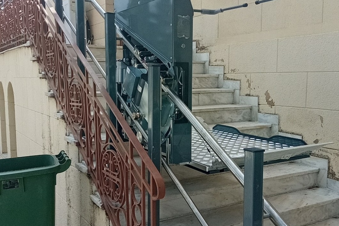 ΕΓΚΑΤΑΣΤΑΣΗ ΑΝΑΒΑΤΟΡΙΟΥ ΓΙΑ ΑΤΟΜΑ ΜΕ ΑΝΑΠΗΡΙΑ ΣΤΟ ΔΗΜΟΤΙΚΟ ΚΟΙΜΗΤΗΡΙΟ