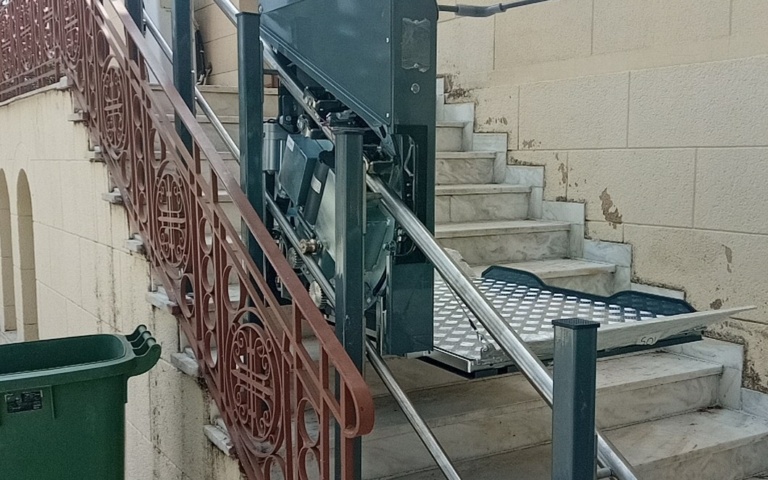 ΕΓΚΑΤΑΣΤΑΣΗ ΑΝΑΒΑΤΟΡΙΟΥ ΓΙΑ ΑΤΟΜΑ ΜΕ ΑΝΑΠΗΡΙΑ ΣΤΟ ΔΗΜΟΤΙΚΟ ΚΟΙΜΗΤΗΡΙΟ