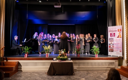 2ο ΦΕΣΤΙΒΑΛ ΧΟΡΩΔΙΩΝ: ΠΛΗΜΜΥΡΙΣΕ ΜΕΛΩΔΙΕΣ Η ΝΕΑ ΣΜΥΡΝΗ