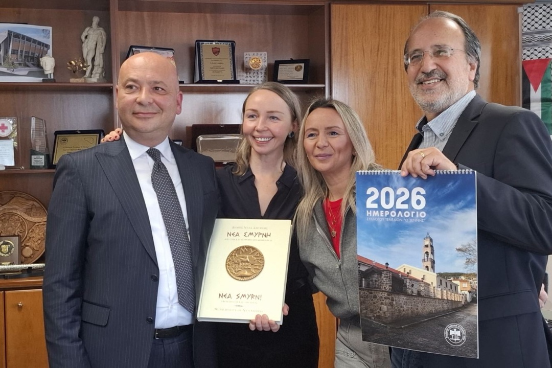 ΣΤΟ ΔΗΜΑΡΧΕΙΟ ΝΕΑΣ ΣΜΥΡΝΗΣ Ο ΔΗΜΑΡΧΟΣ ΤΕΝΕΔΟΥ