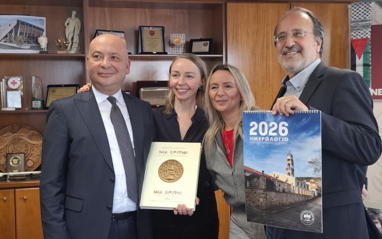 ΣΤΟ ΔΗΜΑΡΧΕΙΟ ΝΕΑΣ ΣΜΥΡΝΗΣ Ο ΔΗΜΑΡΧΟΣ ΤΕΝΕΔΟΥ