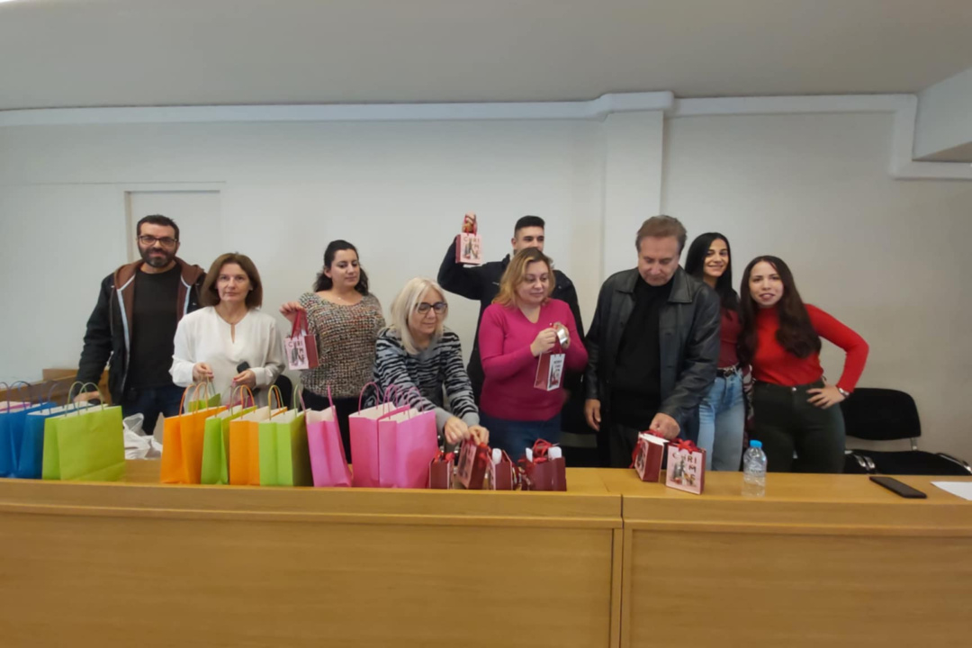 ΔΩΡΕΑΝ ΣΤΑ ΠΑΙΧΝΙΔΙΑ ΤΟΥ ΧΡΙΣΤΟΥΓΕΝΝΙΑΤΙΚΟΥ ΧΩΡΙΟΥ ΤΑ ΠΑΙΔΙΑ ΕΥΑΛΩΤΩΝ ΟΙΚΟΓΕΝΕΙΩΝ