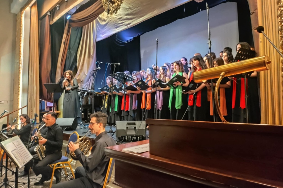 ΥΨΗΛΗ ΠΟΙΟΤΗΤΑ ΚΑΙ ΠΛΗΘΟΣ ΚΟΣΜΟΥ ΣΤΗ ΣΥΝΑΥΛΙΑ ΜΕ ΤΟΝ ΜΕΛΟΠΟΙΗΜΕΝΟ ΠΑΛΑΜΑ