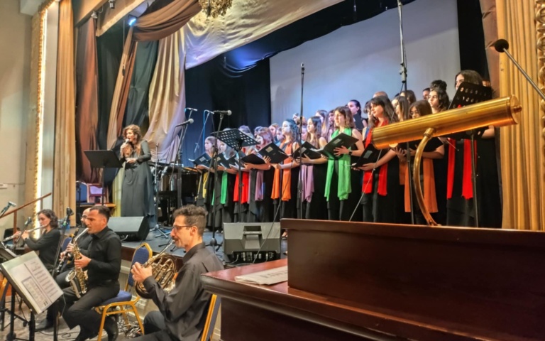 ΥΨΗΛΗ ΠΟΙΟΤΗΤΑ ΚΑΙ ΠΛΗΘΟΣ ΚΟΣΜΟΥ ΣΤΗ ΣΥΝΑΥΛΙΑ ΜΕ ΤΟΝ ΜΕΛΟΠΟΙΗΜΕΝΟ ΠΑΛΑΜΑ